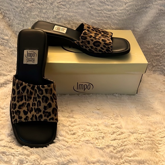 Very stylish and comfortable Impo leopard print stretch sandals in a size 7! - Picture 2 of 3